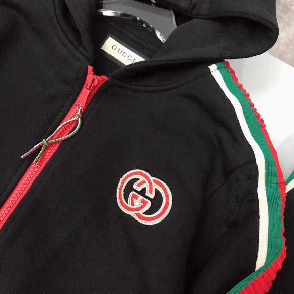 Gucci - Детский спортивный костюм DW_0112GU5 Gucci - Детский спортивный костюм DW_0112GU5