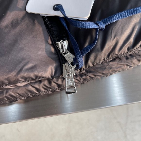 Moncler Oust - Мужской жилет пуховик AH_2610MO3 Moncler Oust - Мужской жилет пуховик AH_2610MO3