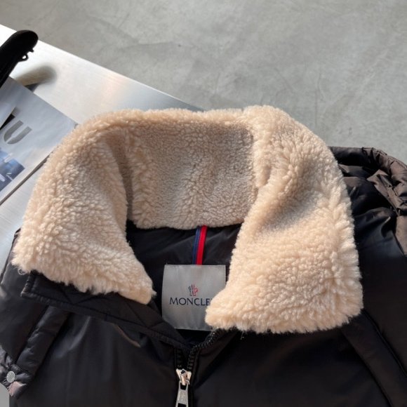 Moncler Oust - Мужской жилет пуховик AH_2610MO3 Moncler Oust - Мужской жилет пуховик AH_2610MO3