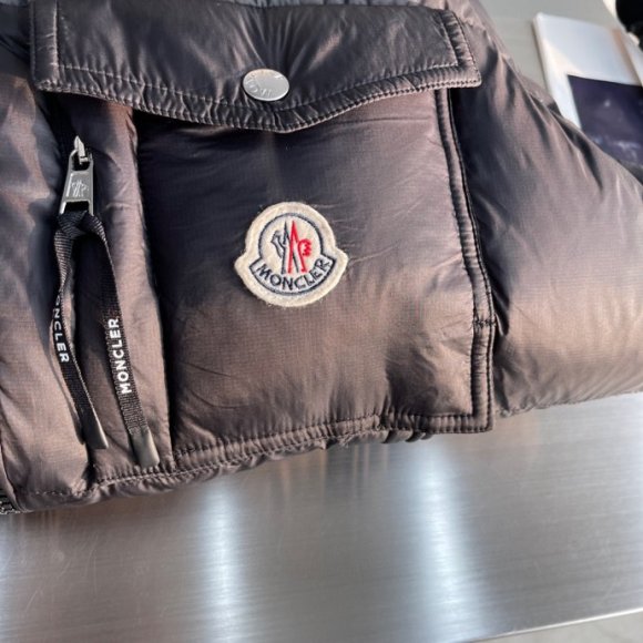 Moncler Oust - Мужской жилет пуховик AH_2610MO3 Moncler Oust - Мужской жилет пуховик AH_2610MO3