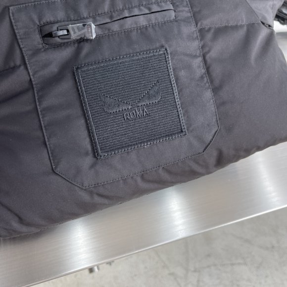 Fendi - Мужская двусторонняя куртка пуховик TJ_0412FE1 Fendi - Мужская двусторонняя куртка пуховик TJ_0412FE1