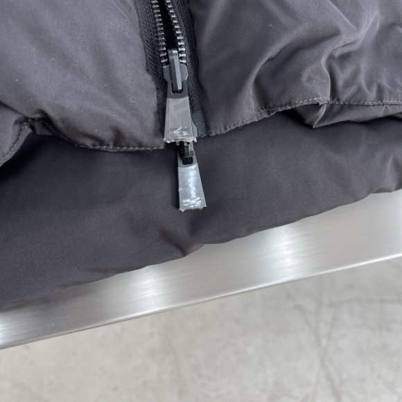 Fendi - Мужская двусторонняя куртка пуховик TJ_0412FE1 Fendi - Мужская двусторонняя куртка пуховик TJ_0412FE1