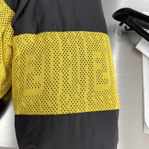 Fendi - Мужская двусторонняя куртка пуховик TJ_0412FE1 Fendi - Мужская двусторонняя куртка пуховик TJ_0412FE1