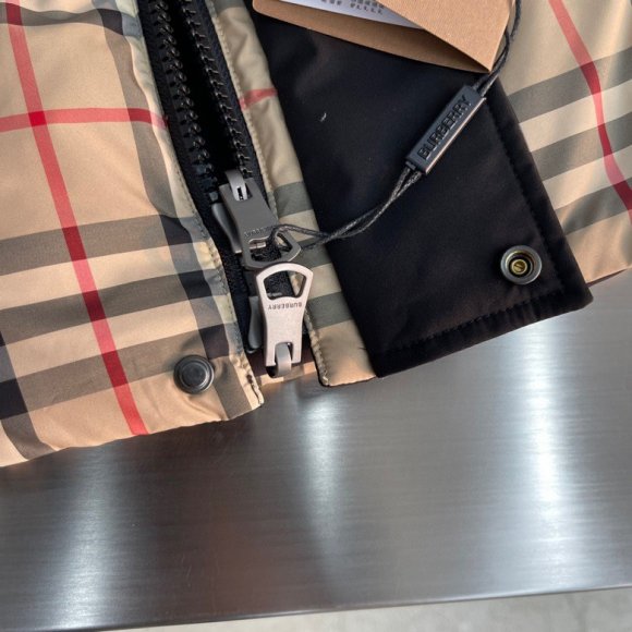 Burberry - Мужской двухсторонний жилет пуховик AH_2610BU4 Burberry - Мужской двухсторонний жилет пуховик AH_2610BU4