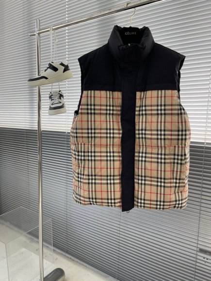 Burberry - Мужской двухсторонний жилет пуховик AH_2610BU4 Burberry - Мужской двухсторонний жилет пуховик AH_2610BU4