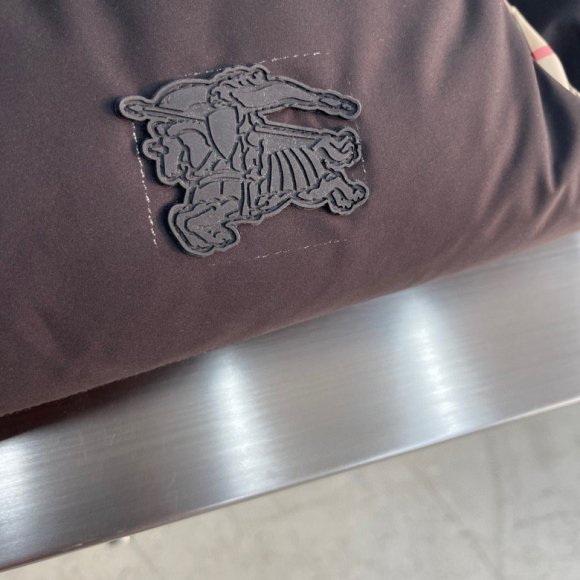 Burberry - Мужской двухсторонний жилет пуховик AH_2610BU4 Burberry - Мужской двухсторонний жилет пуховик AH_2610BU4