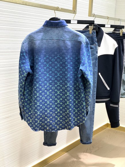 Louis Vuitton - Мужская джинсовая рубашка TI_3008LV5 Louis Vuitton - Мужская джинсовая рубашка TI_3008LV5