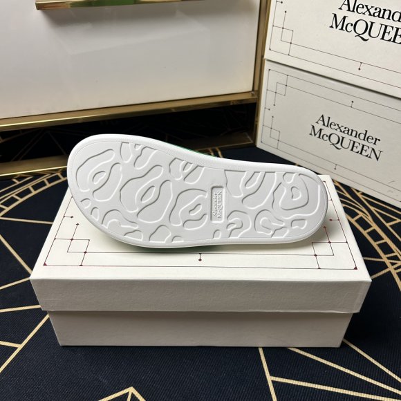 Alexander McQueen - Мужские шлепанцы сланцы GTL_1004AM8 Alexander McQueen - Мужские шлепанцы сланцы GTL_1004AM8