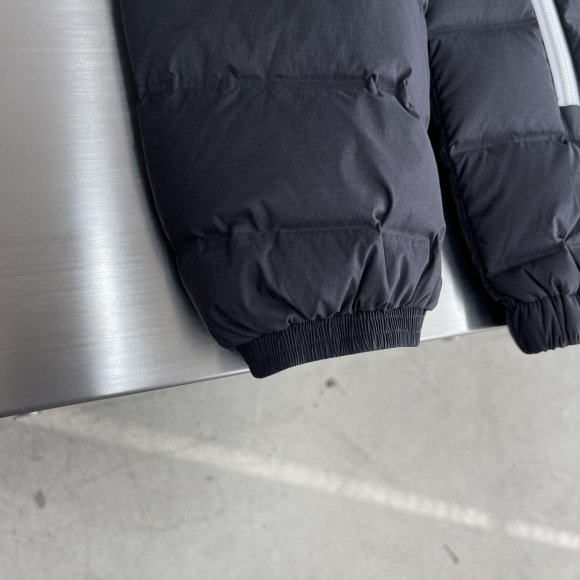 Thom Browne - Мужская куртка пуховик TJ_1012TB9 Thom Browne - Мужская куртка пуховик TJ_1012TB9