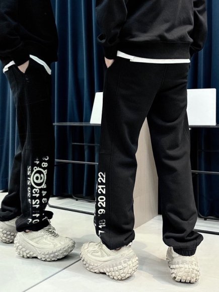 Maison Margiela MM6 - Мужские спортивные штаны AH_1811MM2 Maison Margiela MM6 - Мужские спортивные штаны AH_1811MM2