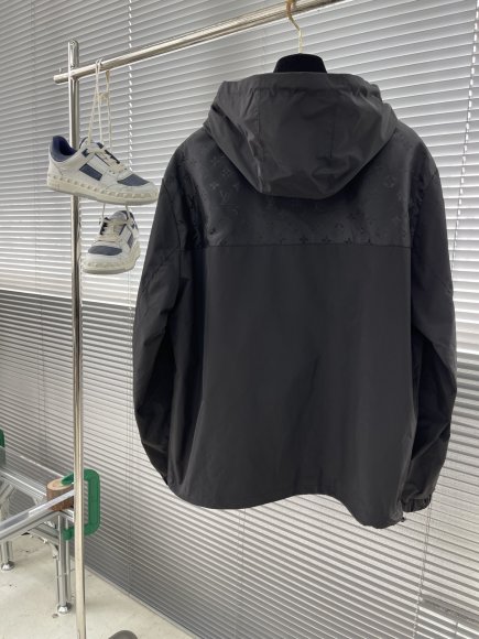 Louis Vuitton - Мужская куртка ветровка TJ_0210LV6 Louis Vuitton - Мужская куртка ветровка TJ_0210LV6