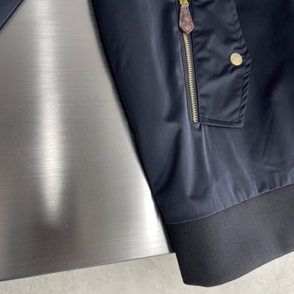 Louis Vuitton - Мужская куртка ветровка TJ_0210LV7 Louis Vuitton - Мужская куртка ветровка TJ_0210LV7