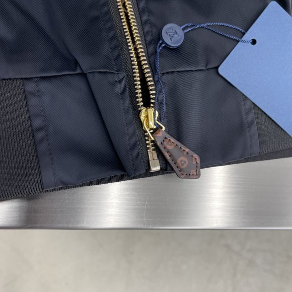 Louis Vuitton - Мужская куртка ветровка TJ_0210LV7 Louis Vuitton - Мужская куртка ветровка TJ_0210LV7