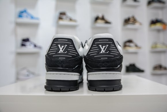 Louis Vuitton - Женские кроссовки PH_2104LV1W