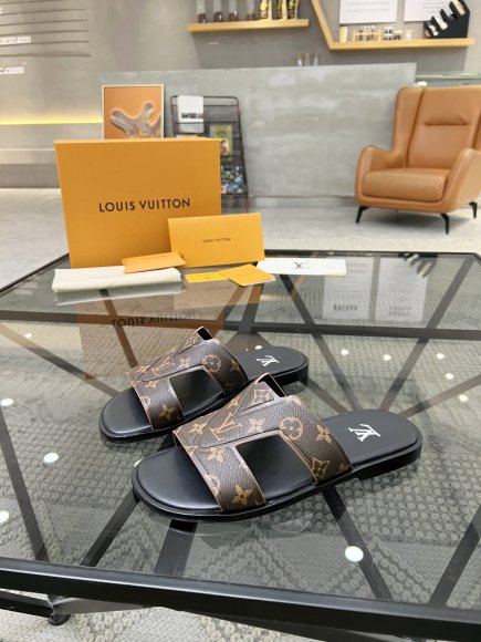 Louis Vuitton - Мужские шлепанцы RU_2106LV2 Louis Vuitton - Мужские шлепанцы RU_2106LV2