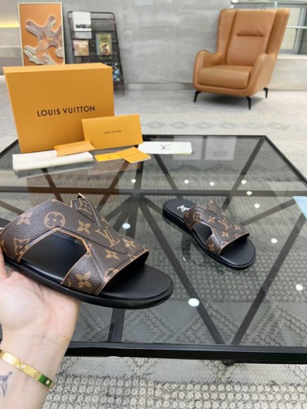 Louis Vuitton - Мужские шлепанцы RU_2106LV2 Louis Vuitton - Мужские шлепанцы RU_2106LV2