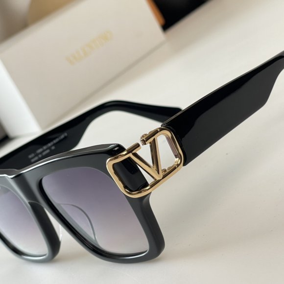 Valentino - Солнцезащитные очки K2_2102VA1