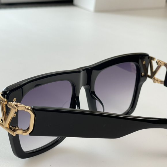 Valentino - Солнцезащитные очки K2_2102VA1