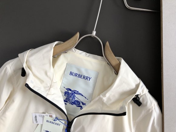 Burberry - Мужская куртка ветровка DZ_0108BU8