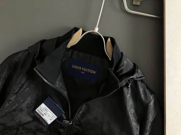 Louis Vuitton - Мужская куртка ветровка DF_0910LV3