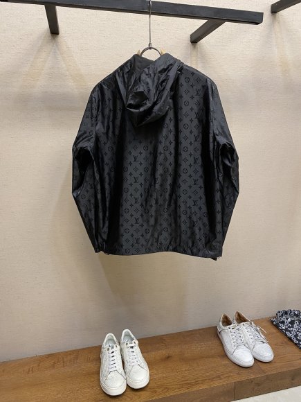 Louis Vuitton - Мужская куртка ветровка DZ_0508LV4