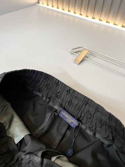 Louis Vuitton - Мужские шорты DF_3005LV8