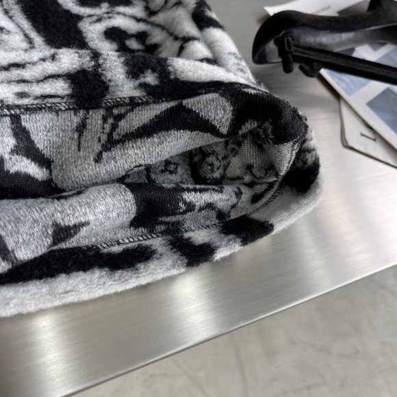 Louis Vuitton - Мужские флисовые шорты TJ_1303LV11