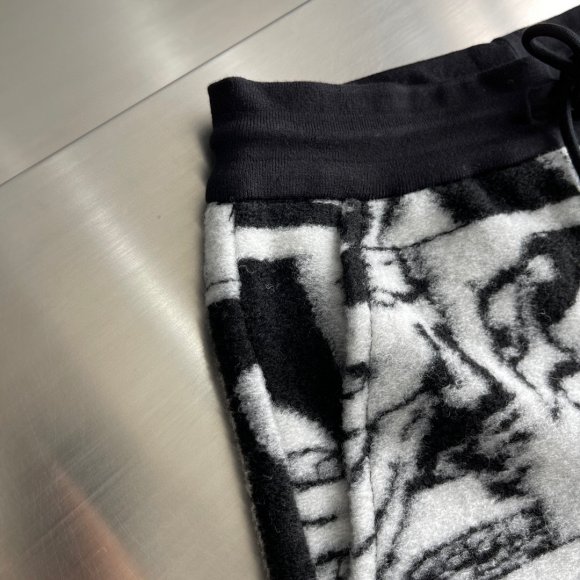 Louis Vuitton - Мужские флисовые шорты TJ_1303LV11