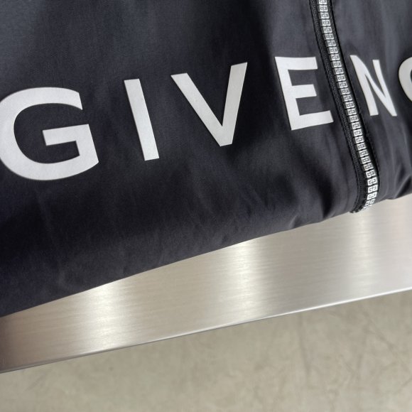 Givenchy - Мужская куртка ветровка DZ_0908GI12 Givenchy - Мужская куртка ветровка DZ_0908GI12