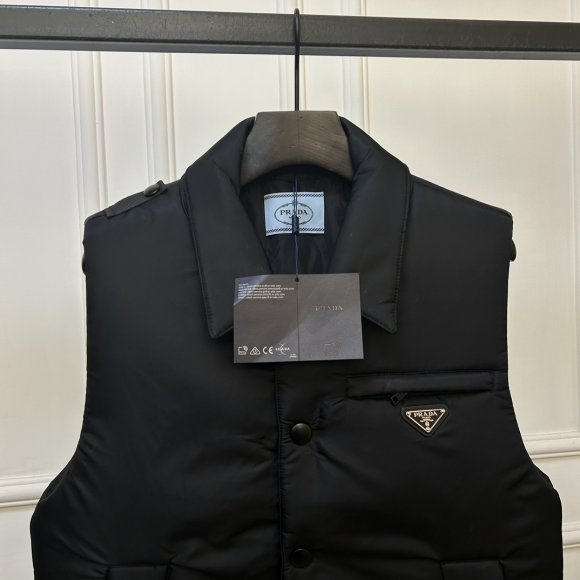 Prada - Мужской жилет пуховик KN_1510PR3