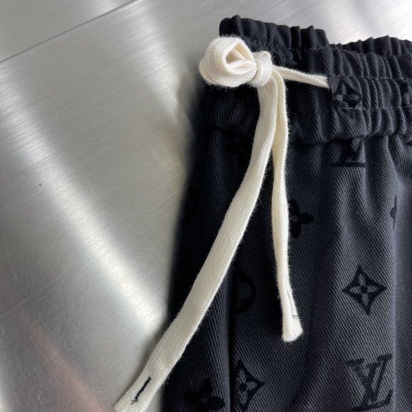 Louis Vuitton - Мужские шорты TJ_0506LV2