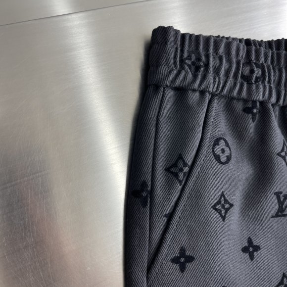 Louis Vuitton - Мужские шорты TJ_0506LV2